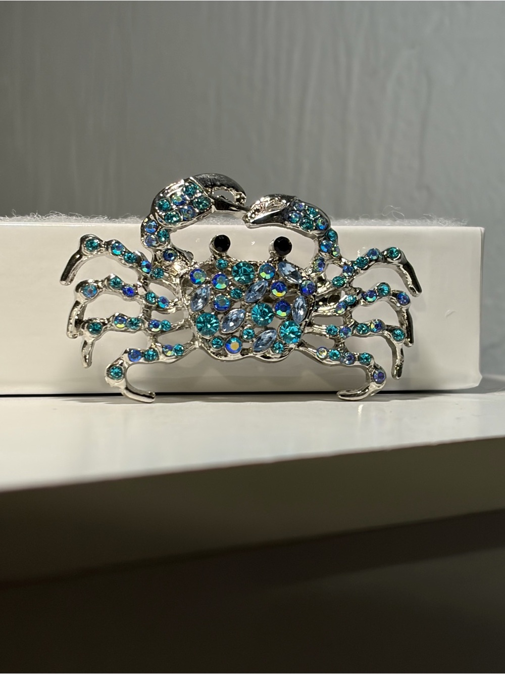 Teal Crystal Crab Brooch Pin - Sparkling Sea-Inspired Accent